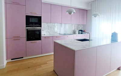 Les cuisinologues ont accompagné les propriétaires pour de la conception à la pose d’une cuisine rose poudré très design en Rhône-Alpes.
